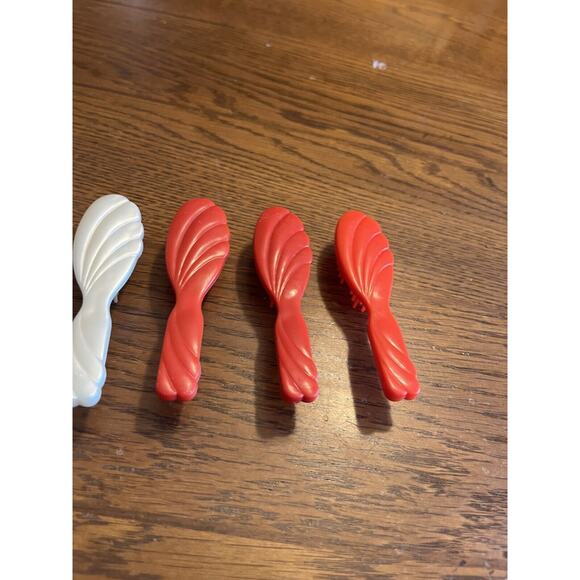 Barbie Shell Brushes Lot Of 5 1990s White Pearl Red Mixed Colors Hair Combs - Picture 2 of 6